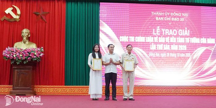 Trao giải tác giả trẻ tuổi nhất tham gia cuộc thi là em Lê Hoàng Thụy Phúc, lớp 11A2, Trường THPT Ngô Sĩ Liên, phường Trảng Bom và tác giả lớn tuổi nhất tham gia cuộc thi là ông Vũ Minh Khởi, sinh năm 1943, Hội Cựu chiến binh phường Long Khánh. Ảnh: Phương Hằng