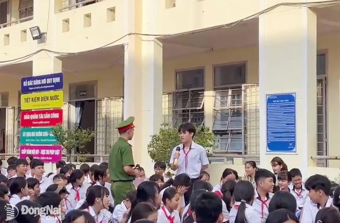 Báo cáo viên trao đổi, hướng dẫn những kiến thức, kỹ năng phòng cháy, chữa cháy, cứu nạn, cứu hộ và phòng chống đuối nước.