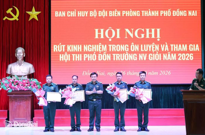 Thủ trưởng Ban Chỉ huy Bộ đội Biên phòng khen thưởng tập thể toàn đội tham gia hội thi. Ảnh: Tú Trịnh