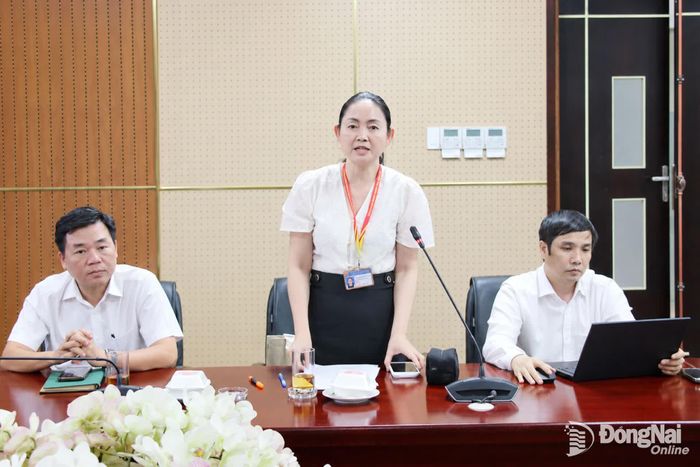 Phó Giám đốc phụ trách Trung tâm Xúc tiến đầu tư, thương mại và du lịch Trần Thị Thu Trang chia sẻ các nội dung liên quan đến công tác chuẩn bị địa điểm tổ chức chuỗi hội thảo tại chương trình. Ảnh: Hải Quân