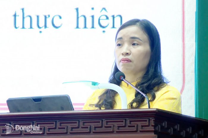 Phó Trưởng ban Thường trực Ban Tuyên giáo Thành ủy, báo cáo viên Trung ương Nguyễn Thị Loan tập huấn nghiệp vụ cho Ban Công tác 35 cấp xã. Ảnh: Nhất Phương