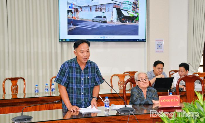 Con trai bà Nguyễn Hồng Vân trình bày nội dung kiến nghị tại buổi tiếp công dân.