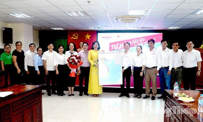 Báo Sài Gòn Giải Phóng trao tặng tỉnh Đồng Tháp 25 bản đồ Việt Nam.