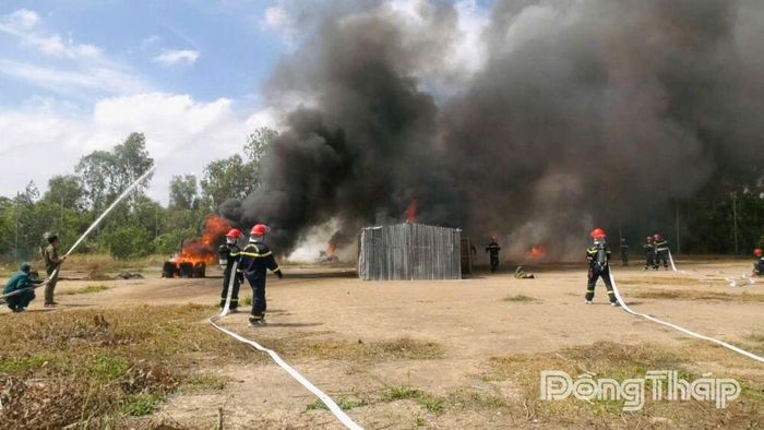 Diễn tập thực binh xử lý tình huống - ứng phó tình huống phòng cháy chữa cháy rừng, cháy lan sang nhà dân Ấp K9, xã Tam Nông.