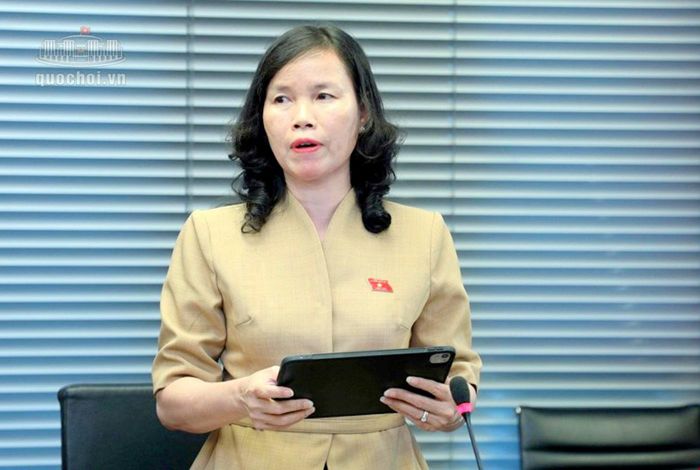Đại biểu Hoàng Thị Thơ phát biểu thảo luận.