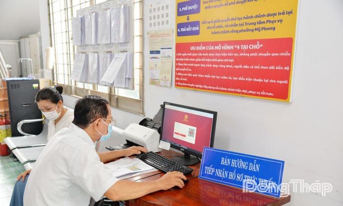 Bàn hướng dẫn tiếp nhận hồ sơ trực tuyến tại Trung tâm Phục vụ hành chính công phường Mỹ Phong.