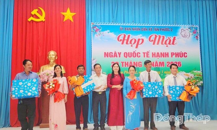 Xã Tân Phước 2 tổ chức nhiều hoạt động, tuyên dương các gia đình tiêu biểu góp phần nâng chất các tiêu chí trong phong trào “Toàn dân đoàn kết xây dựng đời sống văn hóa”.