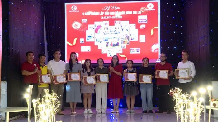 Đại diện Hội Chữ thập đỏ tỉnh Gia Lai trao giấy ghi nhận tấm lòng vàng nhân đạo cho các cá nhân. Ảnh: Huy Toàn
