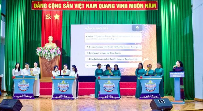  Các đội tranh tài ở phần thi “Tri thức Công đoàn”. Ảnh: Minh Chí 