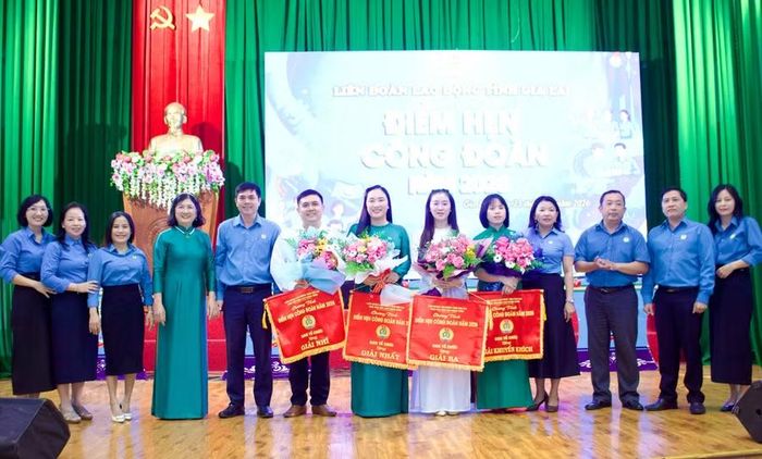  Ban Tổ chức trao giải cho các đội thi. Ảnh: Minh Chí 