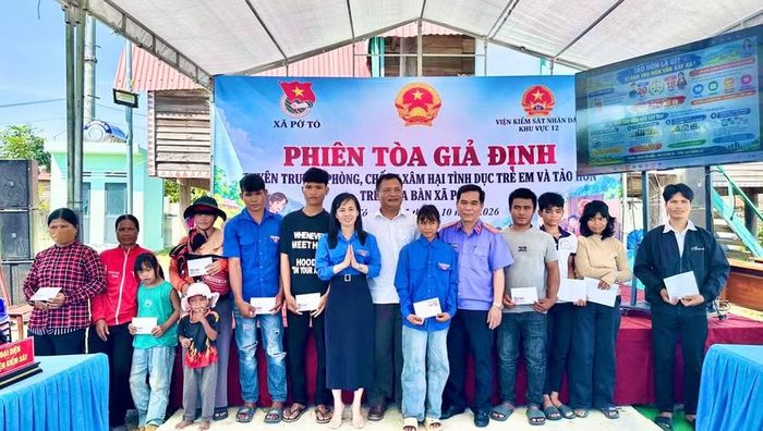  Ban Tổ chức trao 10 suất quà cho đoàn viên có hoàn cảnh đặc biệt khó khăn và đoàn viên khuyết tật. Ảnh: ĐVCC 