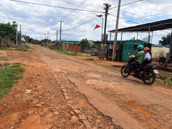 Mặt đường đã bong tróc lớp nhựa sau nhiều năm xây dựng. Ảnh: Văn Ngọc