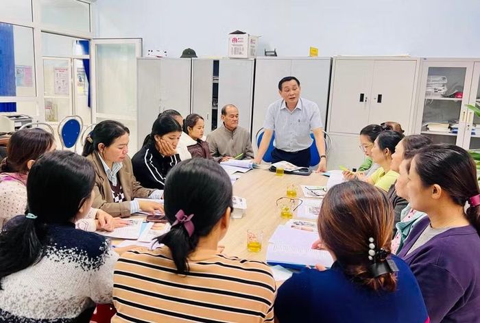 Các nhân viên y tế thôn tại xã Bàu Cạn tham gia tập huấn kiến thức tuyên truyền, vận động người dân chăm sóc sức khỏe, phòng chống dịch bệnh. Ảnh: N.N