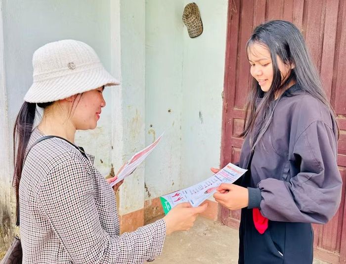 Chị H’Loan (bên trái) tuyên truyền các biện pháp phòng bệnh, chăm sóc sức khỏe cho người dân. Ảnh: N.N