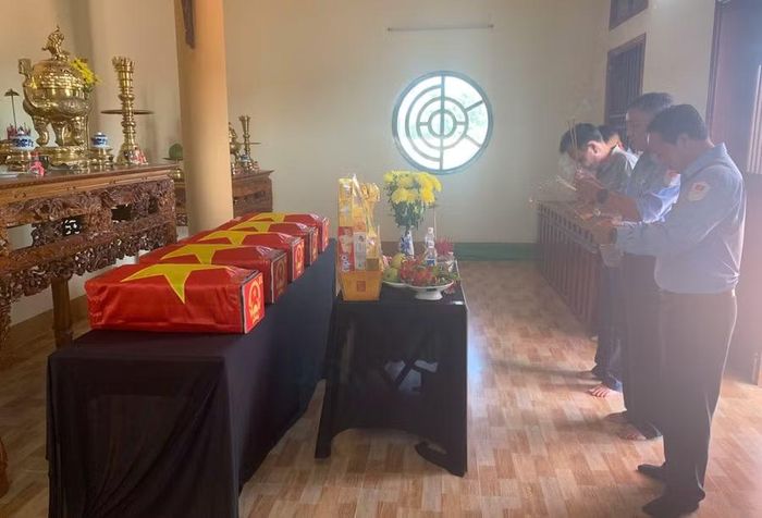 Cán bộ Đội K52 dâng hương tưởng niệm các liệt sĩ vừa được tìm kiếm, quy tập tại phường An Nhơn Bắc. Ảnh: H.P