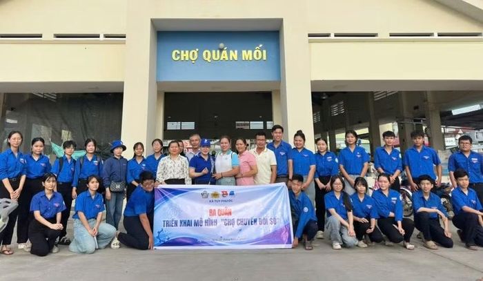  Lực lượng đoàn viên, thanh niên phối hợp cùng các đơn vị ra mắt mô hình “Chợ chuyển đổi số" tại chợ Quán Mối (xã Tuy Phước). Ảnh: ĐVCC 
