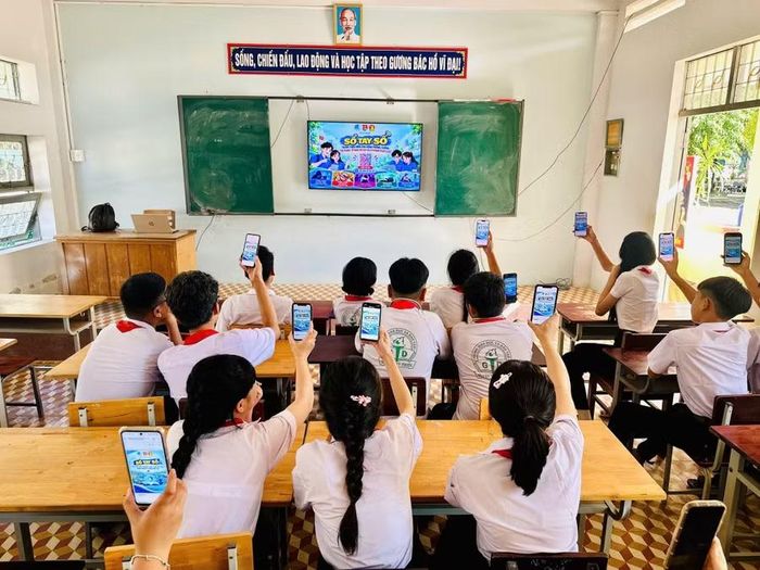  Đoàn xã Tuy Phước ra mắt "Sổ tay số". Ảnh: ĐVCC 