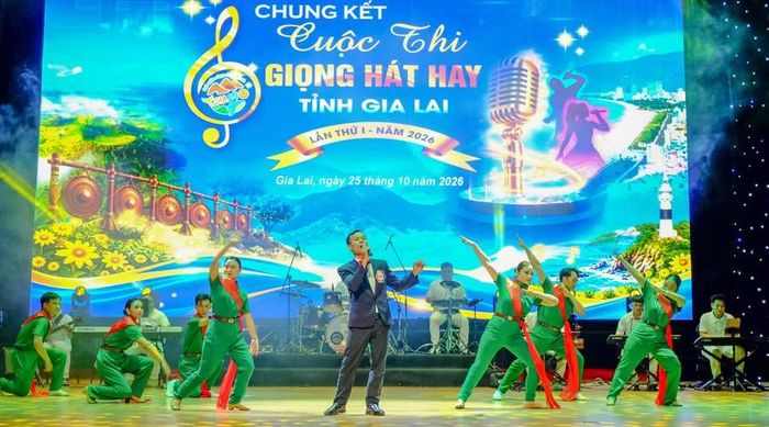  Các thí sinh tranh tài tại vòng chung kết Cuộc thi Giọng hát hay tỉnh Gia Lai lần thứ I, năm 2026, diễn ra tối 24-10 tại Trung tâm Hội nghị tỉnh Gia Lai. Ảnh: Ngọc Nhuận 
