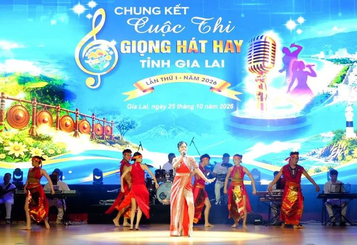  Thí sinh Đặng Thị Tường Vy (phường Diên Hồng) đoạt giải nhất Cuộc thi Giọng hát hay tỉnh Gia Lai lần thứ I, năm 2026 với phần thể hiện ca khúc Ngọn lửa cao nguyên. Ảnh: Ngọc Nhuận 
