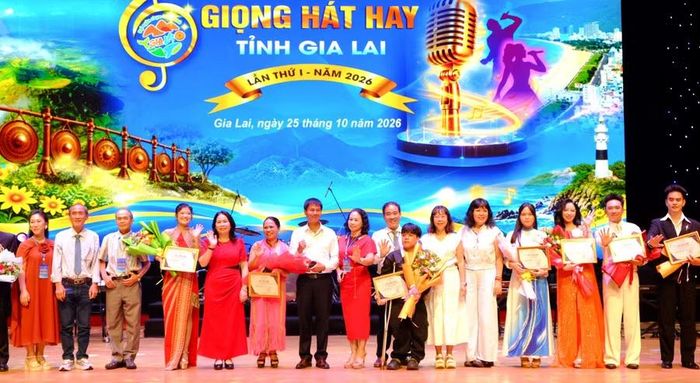  Ban tổ chức trao giải cho các thí sinh đạt giải tại Cuộc thi Giọng hát hay tỉnh Gia Lai lần thứ I, năm 2026. Ảnh: Ngọc Nhuận 