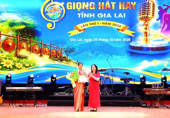  Bà Đỗ Thị Diệu Hạnh - Giám đốc Sở Văn hóa - Thể thao và Du lịch (bìa phải) trao giải nhất cho thí sinh Đặng Thị Tường Vy. Ảnh: Ngọc Nhuận 