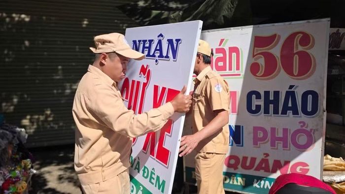 Lực lượng chức năng phường Pleiku ra quân kiểm tra, xử lý tình trạng lấn chiếm lòng đường, vỉa hè. Ảnh: Bá Bính
