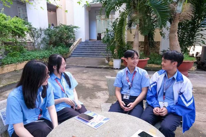 Các cặp song sinh cùng có thành tích cao trong học tập và rèn luyện tạo nên sự thú vị trong ngôi trường đào tạo học sinh năng khiếu của tỉnh Gia Lai. Ảnh: Hoàng Ngọc