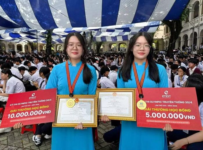 2 chị em Khánh Ngân và Bảo Ngân nhận giải thưởng từ kỳ thi Olympic truyền thống 30-4 năm 2026. Ảnh: H.N