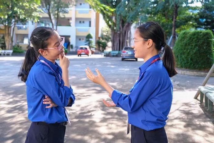Đậu Thùy Trang (bên trái) chọn học chuyên Văn, còn Đậu Thùy Trinh học chuyên Anh, 2 em trở thành “gia sư” của nhau ngoài giờ lên lớp. Ảnh: H.N