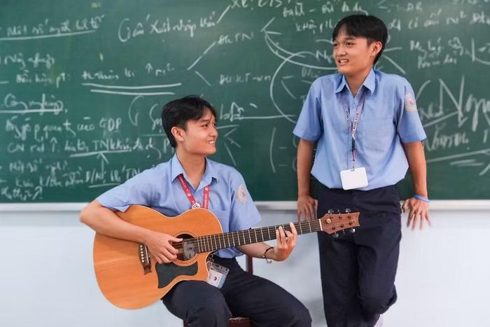 2 anh em Gia Hưng (ôm guitar) và Gia Khang đều là những chàng trai có khiếu hài hước cùng khả năng đàn, hát. Ảnh: Hoàng Ngọc