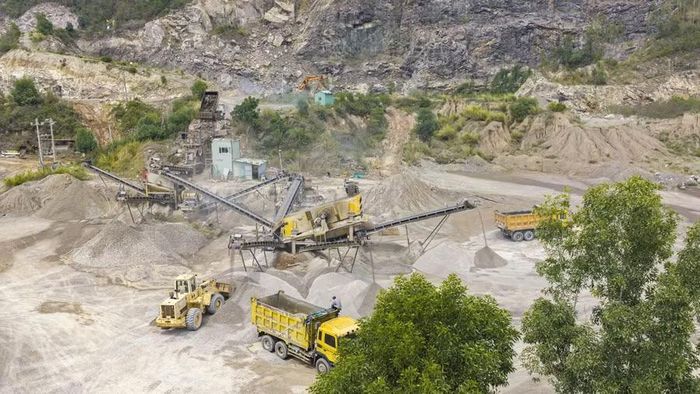  Chính sách gia hạn thuế, tiền thuê đất giúp DN có thêm nguồn vốn mua nguyên liệu, thanh toán cho nhà cung cấp và bảo đảm quỹ lương. Trong ảnh: Hoạt động tại nhà máy Công ty Cổ phần Vật liệu Xây dựng Mỹ Quang (xã Tuy Phước). Ảnh: Dũng Nhân 