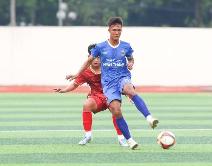  Các cầu thủ Bình Định FC (áo xanh) hướng đến lượt về với mục tiêu cải thiện điểm số, chắt chiu cơ hội để thu hẹp khoảng cách với nhóm đầu bảng A. Ảnh: VFF 