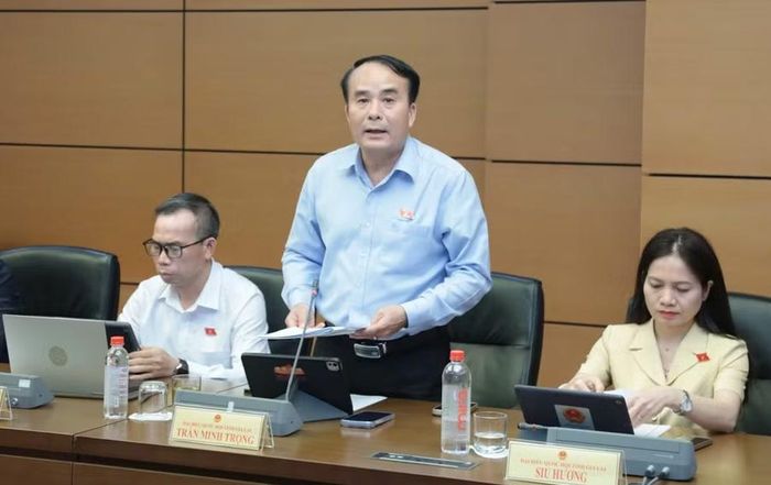  ĐB Trần Minh Trọng tham gia thảo luận tại tổ. Ảnh: Đoàn ĐBQH tỉnh Gia Lai 