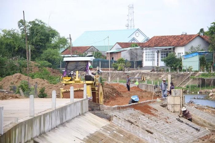 Kè sông Cẩm Văn, đoạn từ cầu Cẩm Tiên 2 đến giáp kè Chín Cháu (phường An Nhơn Đông) đang hoàn thiện. Ảnh: T.L