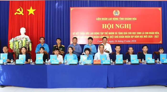 Đại diện các công đoàn cơ sở doanh nghiệp chế biến thủy sản tại Khu Công nghiệp Suối Dầu ký kết thỏa ước lao động tập thể nhóm.