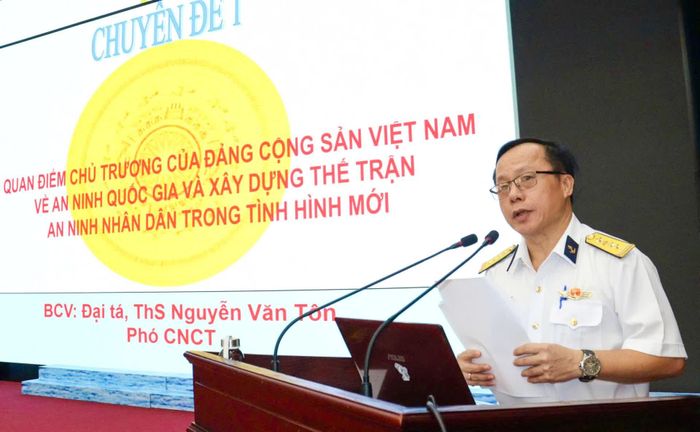 Báo cáo viên giới thiệu chuyên đề cho các học viên.
