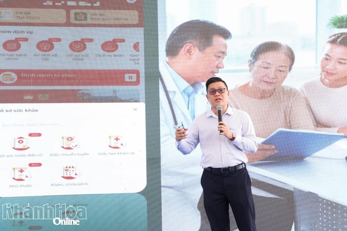 Chuyên gia đến từ VNPT Khánh Hòa trình bày tiện ích của chuyển đổi số trong lĩnh vực y tế.