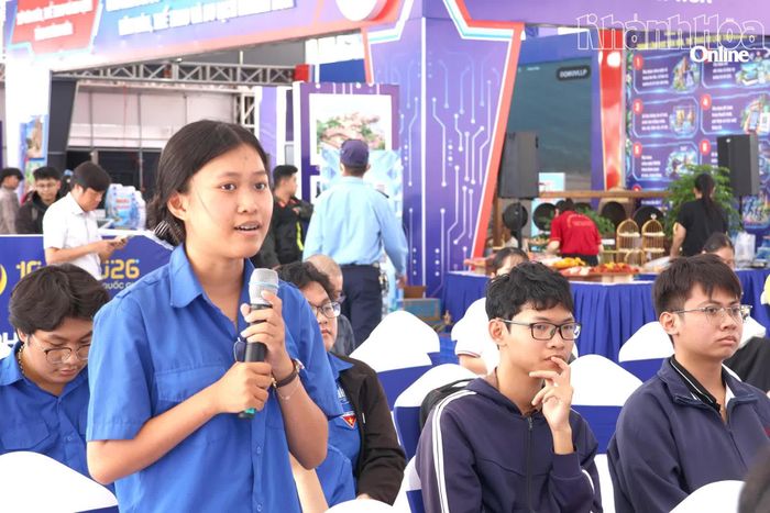 Đoàn viên tham gia giao lưu với chuyên gia.