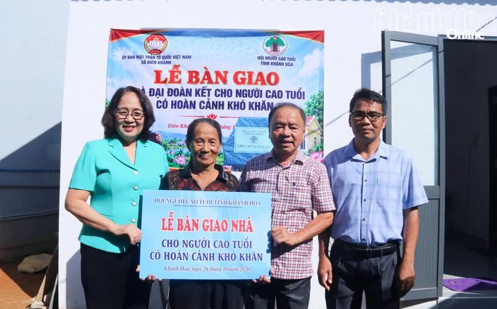Lãnh đạo Hội Người cao tuổi tỉnh và Ủy ban MTTQ Việt Nam xã Diên Khánh bàn giao nhà cho gia đình bà Trần Thị Rỡ.