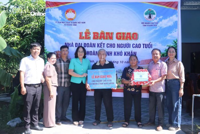 Hội Người cao tuổi tỉnh và Ủy ban MTTQ Việt Nam xã Khánh Vĩnh bàn giao nhà và tặng quà cho gia đình bà Nguyễn Thị Qui.
