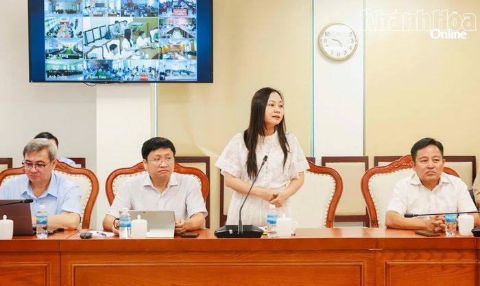 Đại diện Hiệp hội Văn hóa Ẩm thực Khánh Hòa báo cáo về ý tưởng tổ chức không gian văn hóa ẩm thực.