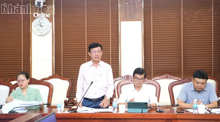 Ông Nguyễn Văn Hòa - Phó Trưởng ban Thường trực Ban Tuyên giáo Tỉnh ủy Khánh Hòa phát biểu tại cuộc họp. 