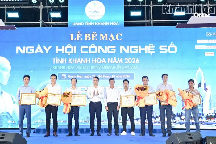 Đồng chí Nguyễn Thanh Hà cùng lãnh đạo Sở Khoa học và Công nghệ trao bằng khen cho các tập thể có thành tích xuất sắc hưởng ứng Ngày hội Công nghệ số tỉnh Khánh Hòa năm 2026.