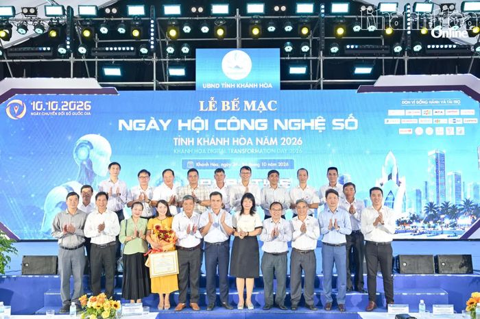 Lãnh đạo tỉnh và các đại biểu chụp hình lưu niệm.