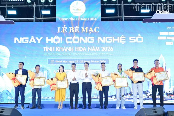 Đồng chí Nguyễn Thanh Hà cùng lãnh đạo Sở Khoa học và Công nghệ trao bằng khen cho các tập thể có thành tích xuất sắc hưởng ứng Ngày hội Công nghệ số tỉnh Khánh Hòa năm 2026.