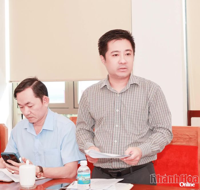 Lãnh đạo Văn phòng Đăng ký đất đai Khánh Hòa phát biểu tại cuộc họp.