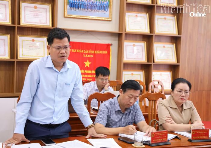 Ông Nguyễn Thanh Hiến - Giám đốc Ban Quản lý dự án Phát triển tỉnh báo cáo tại buổi làm việc. 
