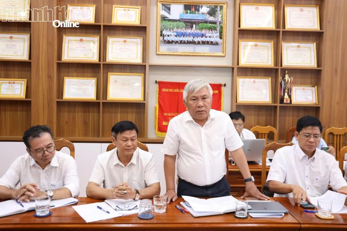 Lãnh đạo Sở Nông nghiệp và Môi trường giải trình một số nội dung tại buổi làm việc. 