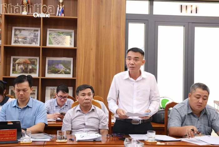 Thành viên đoàn giám sát nêu ý kiến.