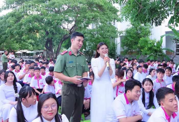Học sinh trả lời câu hỏi tình huống khi sử dụng mạng xã hội.